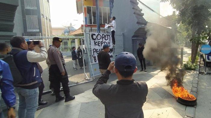 Massa aksi demonstrasi membakar ban bekas di depan Kantor Dinas Pendidikan Jawa Timur, Jalan Genteng Kali No 33, Genteng, Surabaya, Rabu (26/7/2023).