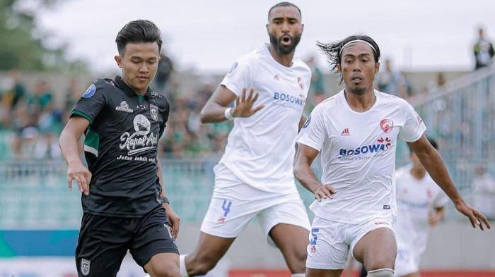 Denny Agus saat laga Persebaya vs PSM Makassar di Stadion Gelora Joko Samudro, Gresik pada Jumat (25/2/2023)