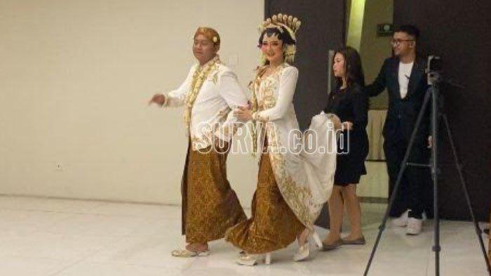 Denny Caknan menggandeng Bella Bonita usai ijab qabul, Jumat (7/7/2023)