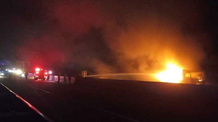 Detik-detik Truk Tangki BBM Terbakar di Tol Ngawi.