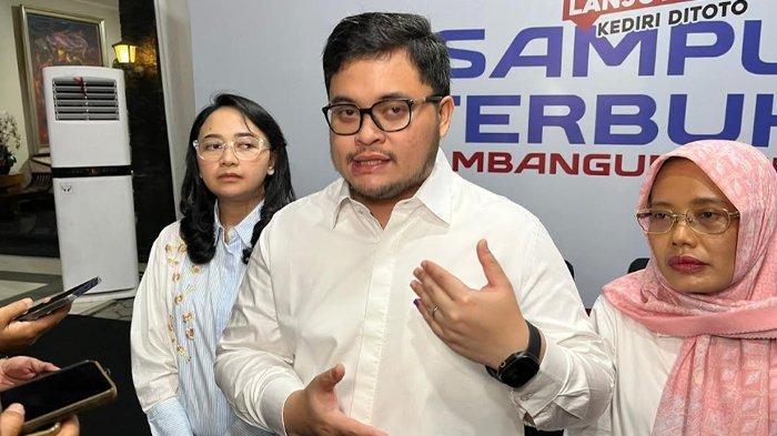 Calon Bupati Kediri Hanindhito Himawan Pramana didampingi istri, Eriani Annisa Hanindhito, serta calon wakil bupati, Dewi Mariya Ulfa saat berada di kediaman Mas Dhito, Rabu (27/11/2024) malam.