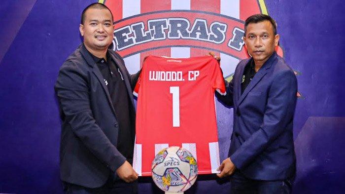 Manajer Deltras Sidoarjo Dian Felani saat bersama pelatih anyar Widodo Cahyono Putro