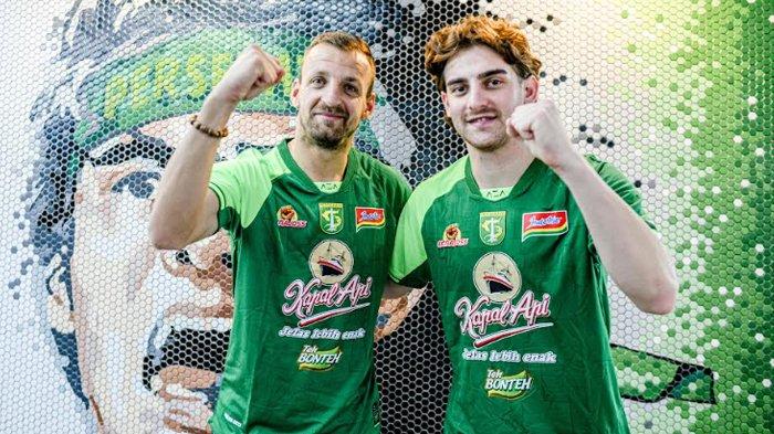 Dime Dimov dan Dejan Tumbas, dua pemain asing baru Persebaya Surabaya saat diperkenalkan pada publik, Minggu (5/1/2025).
