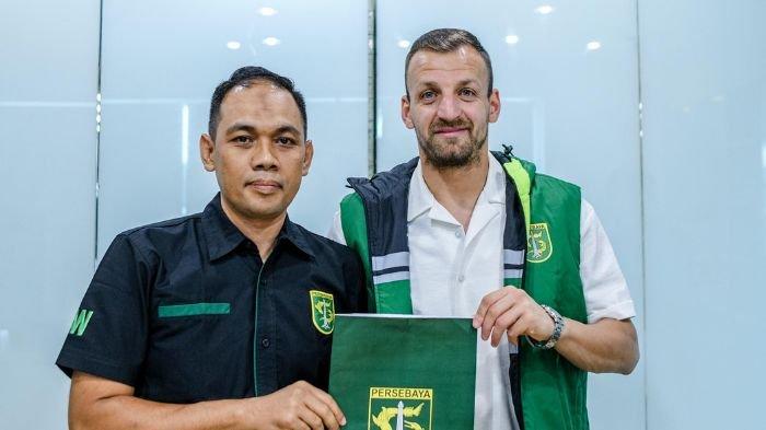 Dime Dimov (kanan) bersama direktur operasional Persebaya Surabaya, Candra Wahyudi (kiri)