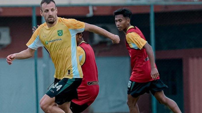 Dime Dimov, pemain asing baru Persebaya menjalani latihan bersama tim di Lapangan Thor, Surabaya.