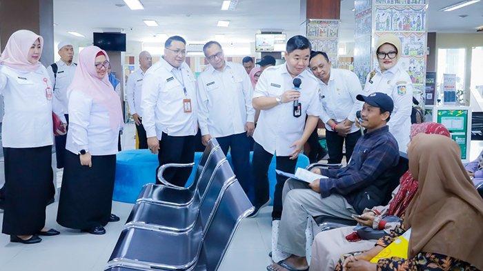 Direktur Jenderal Kependudukan dan Pencatatan Sipil Kementerian Dalam Negeri (Kemendagri) RI Teguh Setyabudi meninjau pelayanan Adminduk di MPP Gresik, Rabu (8/11/2023)