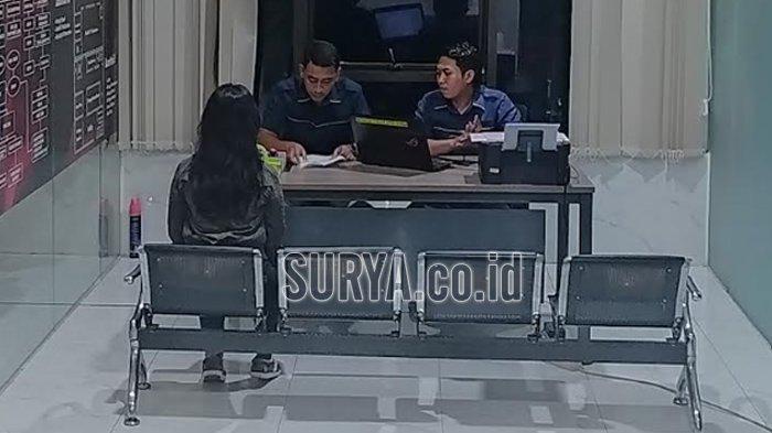 Korban NR melaporkan kasusnya ke ruang pelayanan masyarakat di Gedung Ditreskrimsus Mapolda Jatim, Jumat (17/5/2024) malam
