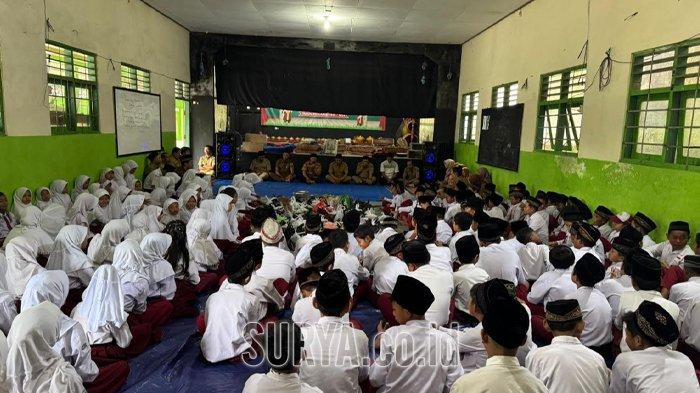 Doa bersama untuk Almarhum Agus Komarudin di SDN Babatan 1 Ngancar, Kabupaten Kediri, Senin (9/12/2024).