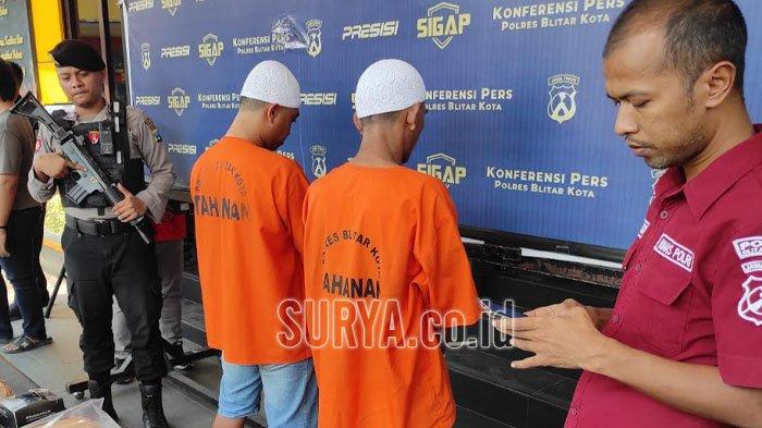 Dua kurir ganja yang ditangkap Satnarkoba Polres Blitar Kota, Jumat (29/9/2023).