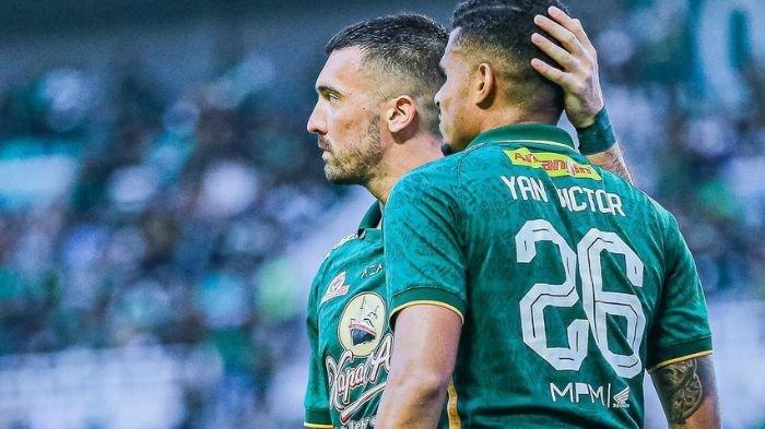 Dusan Stevanovic (kiri) bersama Yan Victor (Kanan) saat memperkuat Persebaya Surabaya di Liga 1 2023/2024