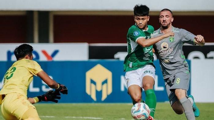 Dusan Stevanovic saat mengawal Hokky Caraka di laga PSS Sleman vs Persebaya Surabaya di Liga 1 2023/2024