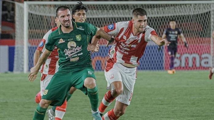 Bek asing Persebaya Surabaya Dusan Stevanovic saat mengawal striker asing Persis Solo, David Gonzales