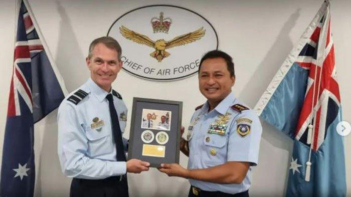 Marsdya M Tonny Harjono saat Wakili KASAU Bertemu dengan Petinggi AU Australia. Ia merupakan mantan ajudan Jokowi. Simak profil dan biodatanya.