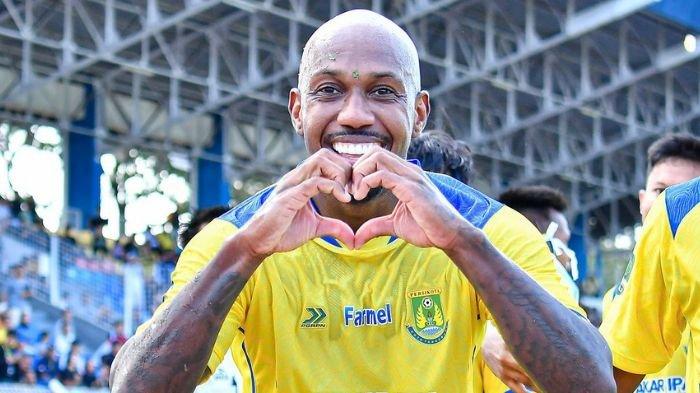Eks Striker Persebaya Surabaya, Paulo Henrique merayakan gol bersama Persikota Tangerang di Liga 2 2024/2025. Meski tampil subur, Paulo tak mampu menyelamatkan Persikota dari jurang degradasi.