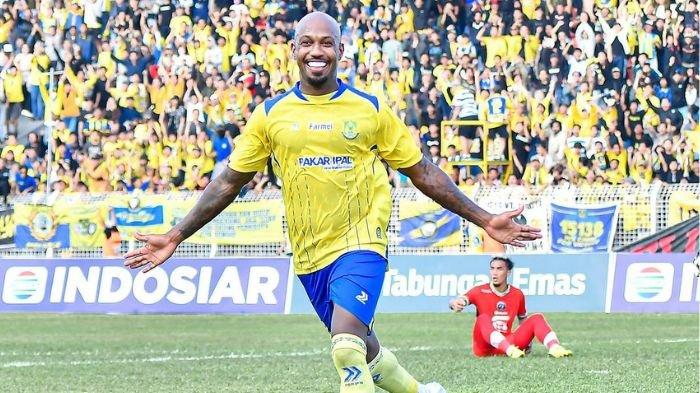 Eks Striker Persebaya Surabaya, Paulo Henrique merayakan gol bersama Persikota Tangerang