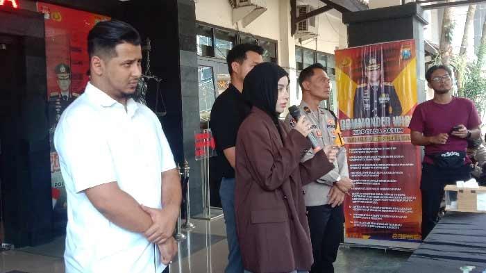 Ibu korban, Emy Aghnia Punjabi (memegang mikrofon) didampingi suaminya, Reinukky Abidharma saat memberikan keterangan dalam konferensi pers yang digelar di Polresta Malang Kota, Sabtu (30/3/2024).