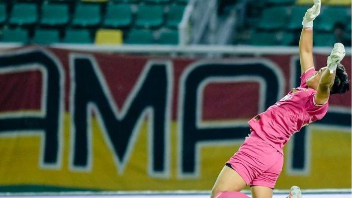 PENYELAMATAN - Ernando Ari saat beraksi di laga Persebaya Surabaya vs Persita Tangerang dalam lanjutan pekan ke-21 Liga 1 2024/2025. Persebaya ditahan imbang oleh tamunya di Stadion Gelora Bung Tomo, Surabaya, Jumat (31/1) Malam