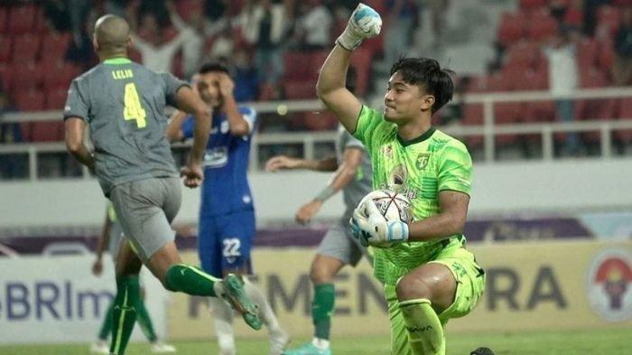 Penjaga gawang Persebaya Surabaya, Ernando Ari saat menggagalkan penalti PSIS Semarang di Liga 1