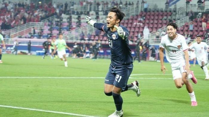 Penjaga gawang Persebaya Surabaya, Ernando Ari saat merayakan kemenangan bersama Timnas Indonesia