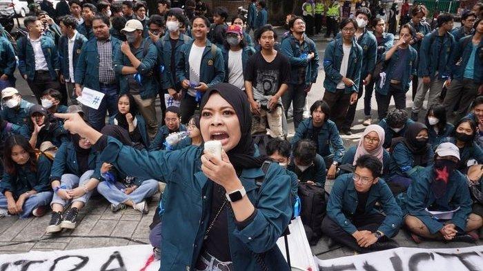 Ratusan mahasiswa ITB unjuk rasa di depan gedung rektorat, Senin (29/1/2024).