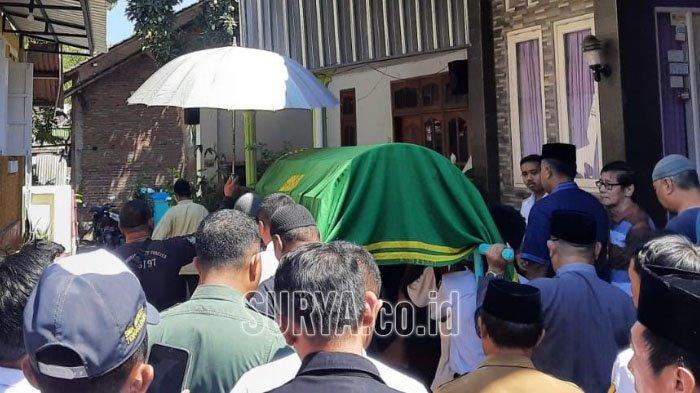 Jenazah Farhat Mika Rahel Riyanto, atlet Tinju Bondowoso saat hendak dimakamkan oleh anggota keluarganya.