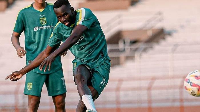 Striker Persebaya Surabaya, Flavio Silva saat melatih finishingnya jelang laga melawan Persis Solo