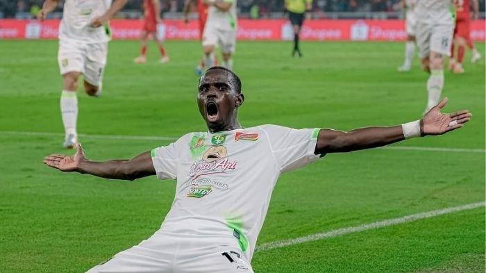CETAK GOL - Flavio Silva, striker Persebaya, melakukan selebrasi setelah menjebol gawang Persija di Stadion Gelora Bung Karno (GBK), Jakarta, Sabtu (12/4/2025) malam. Laga pekan ke-28 Liga 1 2024/2025 ini berakhir imbang 1-1.