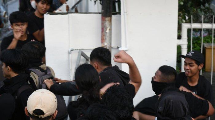 POLISI AMANKAN DEMONSTRAN - Foto sejumlah aparat kepolisian mengamankan seorang demonstran, saat penyampaian penolakan pengesahan UU TNI di depan Gedung Grahadi, Surabaya, Jawa Timur pada Senin (24/3/2025)