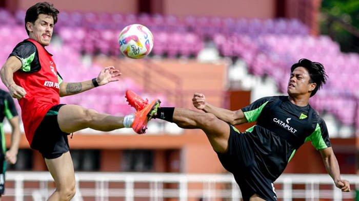 BERLATIH KERAS: Gelandang asing Persebaya, Francisco Rivera (menguasai bola) saat menjalani latihan tim di Lapangan Thor Surabaya pada Senin (3/2/2025), persiapan tim Persebaya menghadapi Persis Solo pada Jumat (7/2/2025) mendatang.