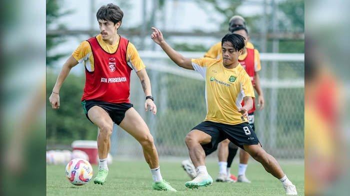 AMBISI BANGKIT - Pemain Persebaya, Francisco Rivera (kiri) dan Andre Oktaviansyah saat menjalani latihan tim di Lapangan ABC, Kompleks Gelora Bung Tomo, Surabaya pada Rabu (29/1/2025), Persebaya bersiap menghadapi Persita di Stadion GBT pada Jumat (31/1/2025) mendatang, dalam laga pekan ke-21 Liga 1 2024/2025.
