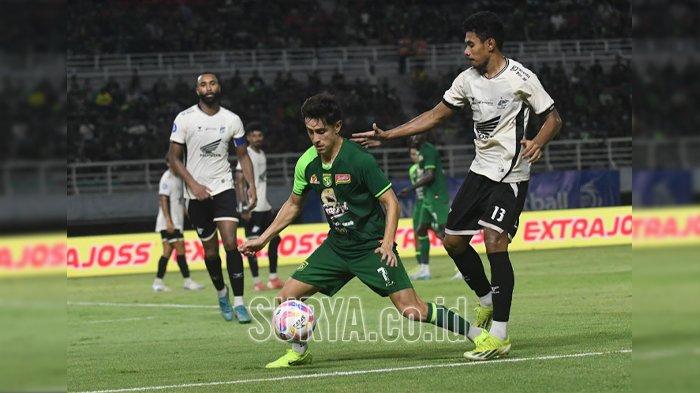 Francisco Rivera, pemain Persebaya, berduel dengan pemain PSM Makassar di Stadion Gelora Bung Tomo (GBT), Rabu (23/10/2024) malam. Laga berakhir imbang 1-1.