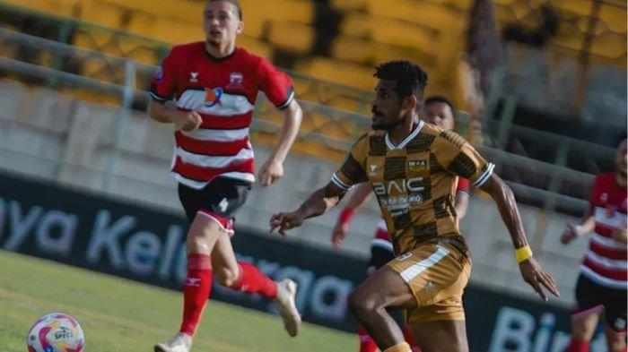GIRING BOLA - Gelandang Dewa United, Ricky Kambuaya menggiring bola melewati pertahanan Madura United dalam lanjutan laga Liga 1 2024/2025 pekan ke-23.