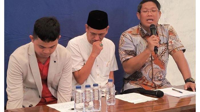 KADES KOHOD - Kepala Desa Kohod, Arsin, akhirnya muncul ke publik setelah kasus. Dia tampak batuk saat konferensi pers
