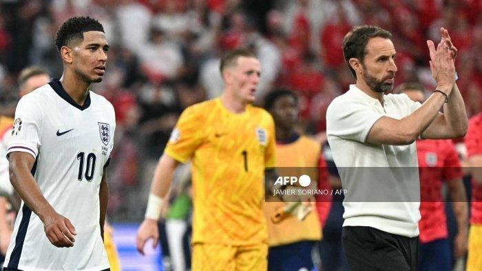 Gelandang Inggris, Jude Bellingham (Kiri) dan pelatih Inggris Gareth Southgate memberi salam kepada publik di akhir pertandingan sepak bola Grup C UEFA Euro 2024 antara Denmark dan Inggris, pada 20 Juni 2024. Inggris dijadwalkan lawan Slevenia di laga penyisihan grup Euro 2024