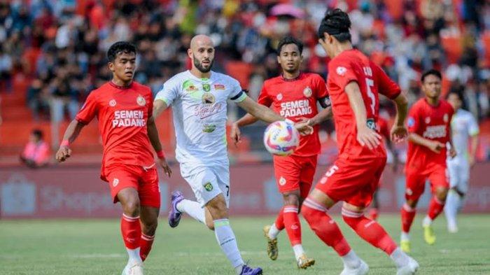 Gelandang Persebaya Surabaya, M Rashid (jersey putih), berebut bola dengan pemain Semen Padang di Stadion H Agus Salim, Padang, Minggu (15/12/2024) sore ini. Babak pertama berakhir 0-0