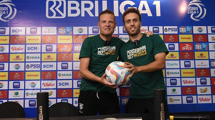Gelandang Persebaya, Ze Valente (kanan) bersama pelatih Josep Gombou. Ze Valente sangat antusias seambut lawan Persib Bandung di lanjutan Liga 1 yang akan dilangsungkan di Stadion GBT, Sabtu (7/10/2023)
