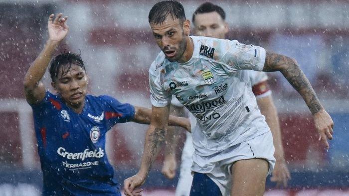 Gelandang Persib Bandung, Tyrone Del Pinoe di laga melawan Arema FC. Tyrone berhasil menjadi pemain kunci Maung Bandung di tengah badai cedera yang sedang dialami.