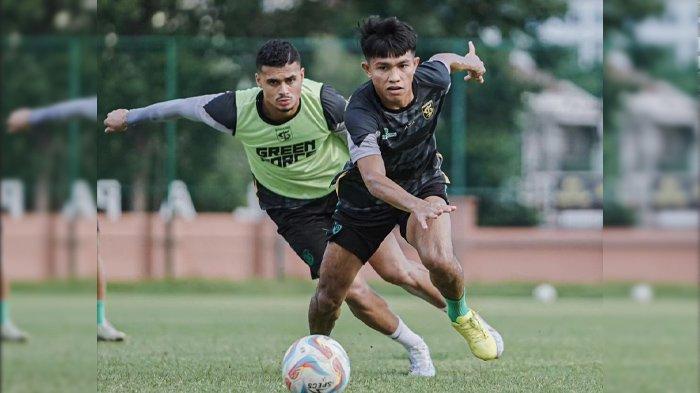 Pemain Persebaya berlatih di Lapangan Thor, Surabaya. Persiapan menghadapi Dewa United di Stadion Gelora Bung Tomo (GBT), Selasa (16/4/2024) sore ini.