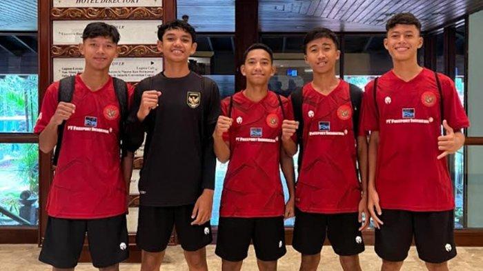 Giffary Kamarul, Jerni Awan, Paulinus Apli Kapi, Rama Arifudin, dan M. Roby Bretnur saat tiba di Jakarta.