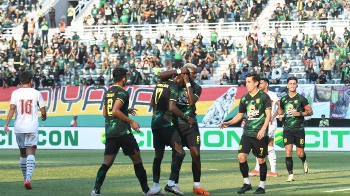 Gilson Costa memeluk Flavio Silva di laga Persebaya Surabaya vs Persik Kediri