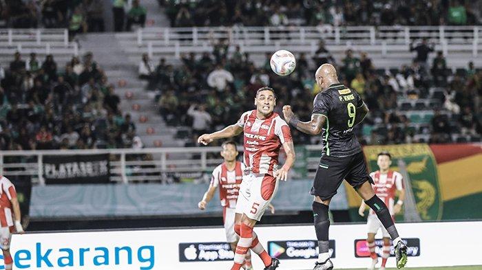 Uston Nawawi jawab gol kotrovesial striker Persebaya Paulo Henrique ke gawang Persis Solo di Liga 1