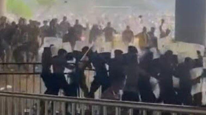 Tangkapan layar video memperlihatkan kericuhan di Stadion Gelora Joko Samudro setelah Gresik United kalah dari 1-2 dari Deltras Sidoarjo, Minggu (19/11/2023).