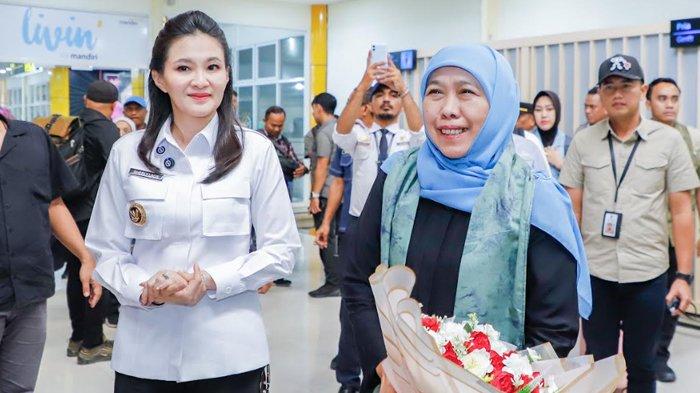 DISAMBUT HANGAT - Gubernur Jawa Timur Khofifah Indar Parawansa disambut hangat oleh Gubernur Maluku Utara Sherly Tjoanda Laos saat melakukan rangkaian kunjungan kerja ke Maluku Utara hari ini, Selasa (11/3/2025). Khofifah dihadiahi selendang batik Tubo yang merupakan khas Malut dan simbol kekeluargaan.