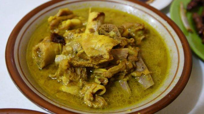 Gulai kambing khas Warung Sate Bang Saleh, Kota Malang, Minggu (16/6/2024).
