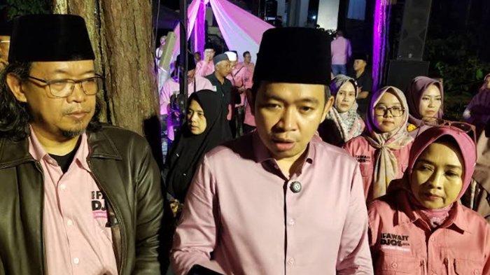 Cabup Pilkada Jember 2024 Nomor urut 2, Gus Fawait (tengah), seusai peringati Hari Santri Nasional 2024 di Desa Sidomulyo Kecamatan Silo.