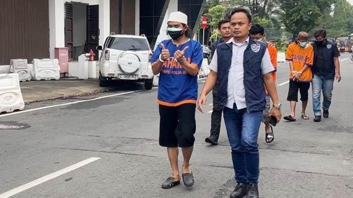 Gus Samsudin saat mengenakan pakaian tahanan di Mapolda Jatim, Selasa (5/3/2024).