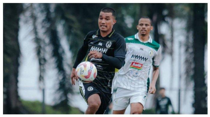 SESI LATIHAN - Gustavo Tocantins saat menjalani sesi latihan bersama PSS Sleman. Arema FC dan Persebaya berebut striker Rp 4,78 M, Gustavo Tocantins., Jumat (30/5/2025)