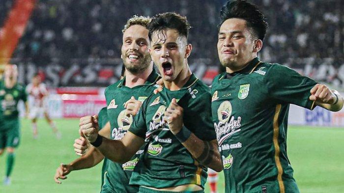 Persebaya Surabaya saat melakukan selebrasi setelah membobol gawang Persis Solo, Sabtu (1/7/2023).