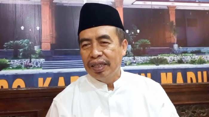 Bakal Calon Bupati Madiun Periode 2024-2029, Hari Wuryanto, ketika melayani sesi wawancara awak media.