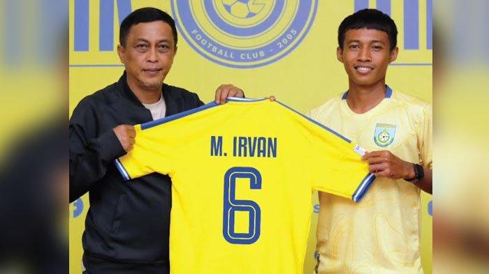 Manager Gresik United, Harris Bahasuan bersama Irvan Febrianto di Kantor Sekretariat Gresik United, Sabtu (19/8/2023).